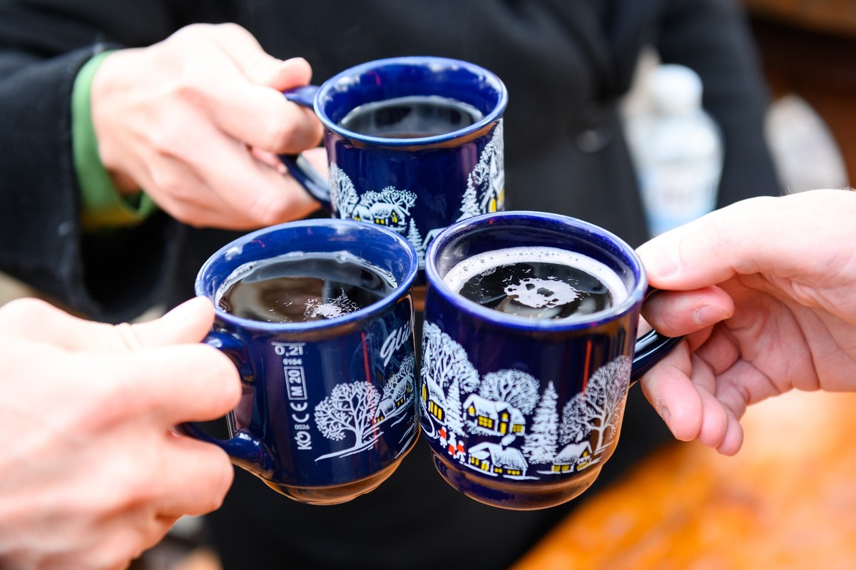 ARCHIV - Zum Themendienst-Bericht vom 9. Dezember 2022: Lieber gemütlich als gefährlich: Wer in der Adventszeit Alkohol wie Glühwein trinkt, lässt das Auto besser stehen. Foto: Jonas Walzberg/dpa/dpa- ...