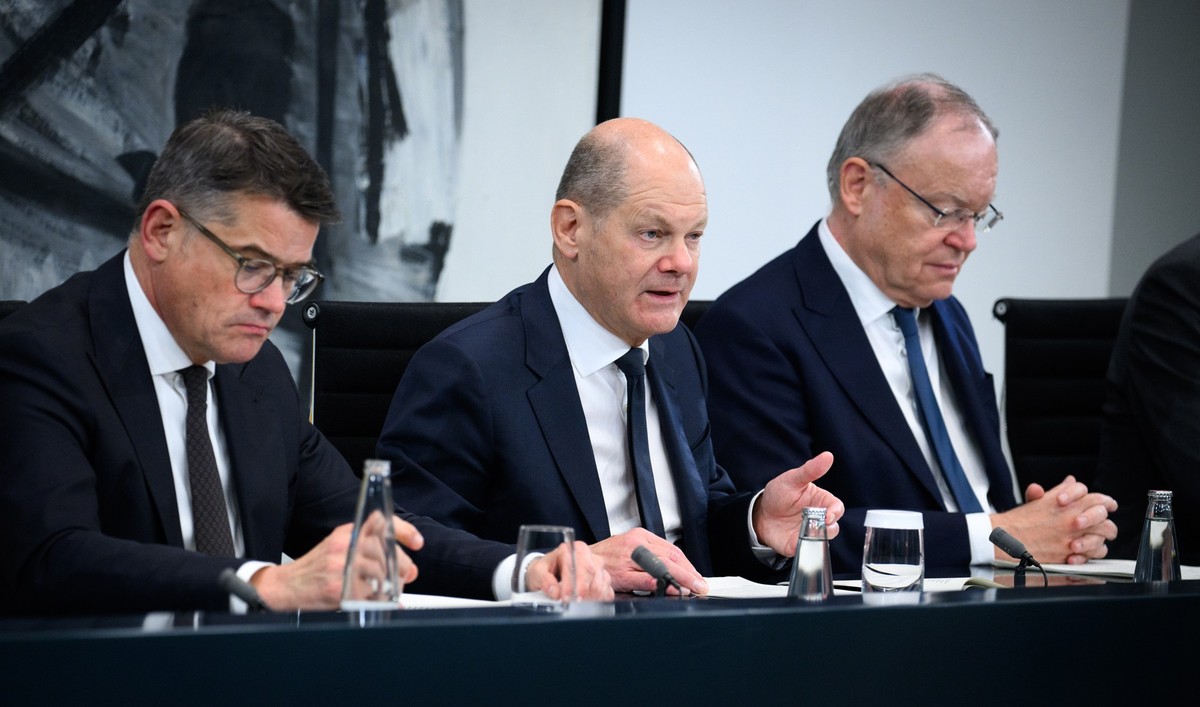 07.11.2023, Berlin: Bundeskanzler Olaf Scholz (M, SPD) äußert sich zusammen mit Boris Rhein (l, CDU), Ministerpräsident von Hessen, und Stephan Weil (SPD), Ministerpräsident von Niedersachsen, bei ein ...