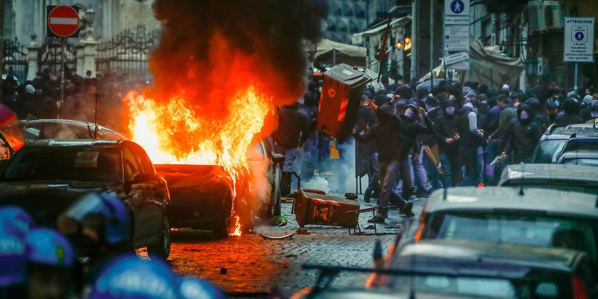 15.03.2023, Italien, Neapel: Fußball: Champions League, SSC Neapel - Eintracht Frankfurt, K.o.-Runde, Achtelfinale, Rückspiele: Vermummte Hooligans randalieren vor dem Spiel auf einer Straße. Foto: Sa ...
