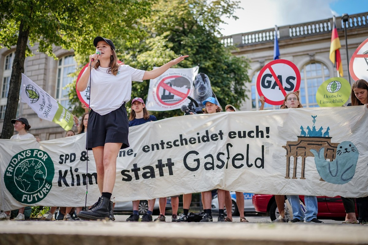 16.08.2024, Berlin: Luisa Neubauer, Klimaschutzaktivistin und Organisatorin von Fridays for Future, spricht bei der Demonstration vor dem Bundesministerium für Wirtschaft und Klimaschutz gegen die Gen ...