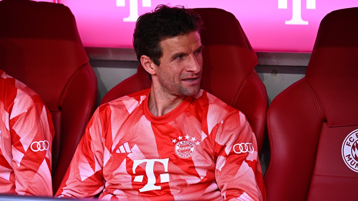 28.10.2023, Bayern, München: Fußball: Bundesliga, FC Bayern München - SV Darmstadt 98, 9. Spieltag, Allianz Arena: Thomas Müller von Bayern München sitzt bei Anpfiff auf der Auswechselbank. WICHTIGER  ...