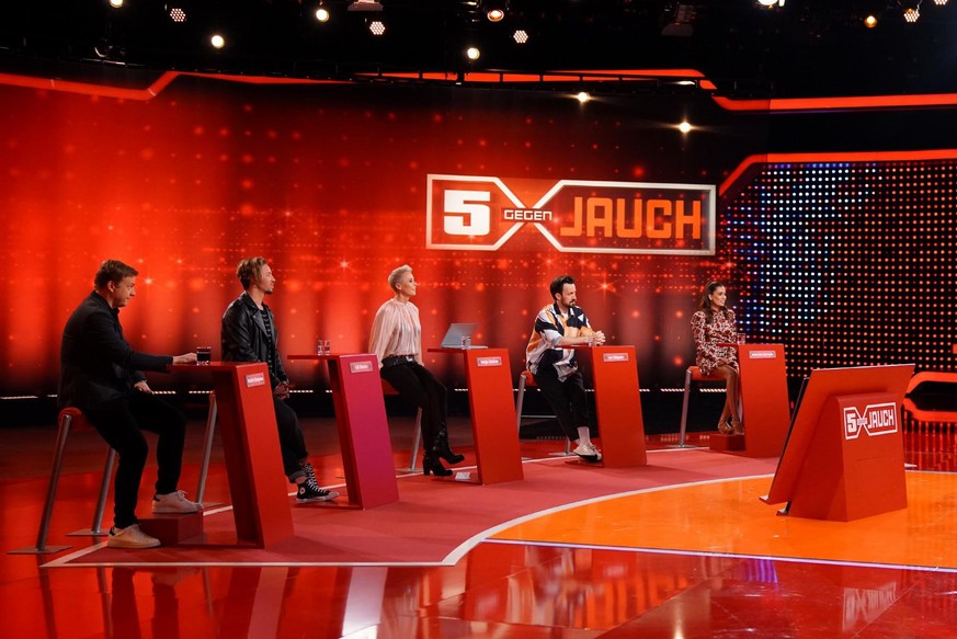 Die prominenten Gegner von Günther Jauch (r.). V.l.: Martin Klempnow, Gil Ofarim, Sonja Zietlow, Jan Köppen und Jana Ina Zarrella. In der Mitte Moderator Oliver Pocher.

Die Verwendung des sendungsbez ...