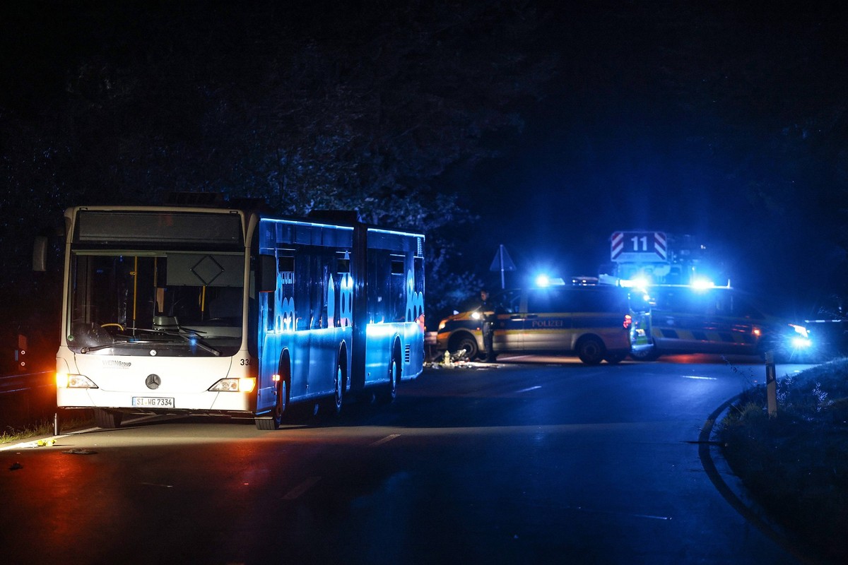 32-jaehrige jährige Frau greift Personen in einem Bus in Siegen mit einem Messer an. Fuenf Fünf Verletzte Personen, davon drei lebensgefaehrlich lebensgefährlich eine leicht und eine schwerverletzte P ...