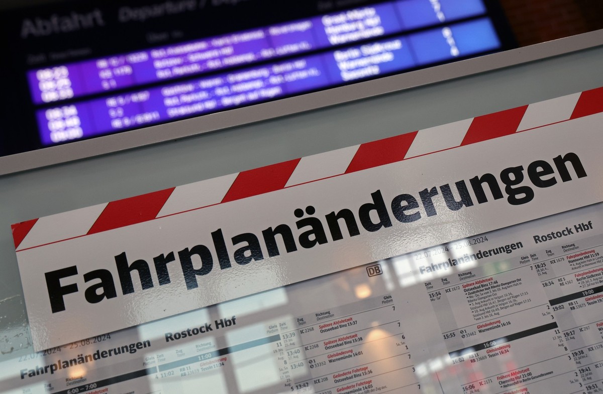 26.07.2024, Mecklenburg-Vorpommern, Rostock: Ein Aushang auf dem Hauptbahnhof informiert �ber Fahrplan�nderungen. Am vergangenen Wochenende, dem ersten der Sommerferien in Mecklenburg-Vorpommern, war  ...