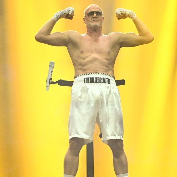 HANDOUT - 14.09.2024, Nordrhein-Westfalen, Düsseldorf: Entertainer Stefan Raab zegt dat hij een Muskeln is op een Show Boxkampf tussen de Entertainer Raab en de Boxweltmeisterin Halmich in PSD Bank Do ...