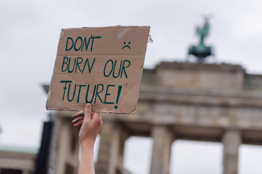 Berlin, Fridays for Future Demo Deutschland, Berlin - 25.09.2020: Im Bild ist ein Schild mit der Aufschrift Don t burn our future zu sehen. Berlin Berlin Deutschland *** Berlin, Fridays for Future Dem ...