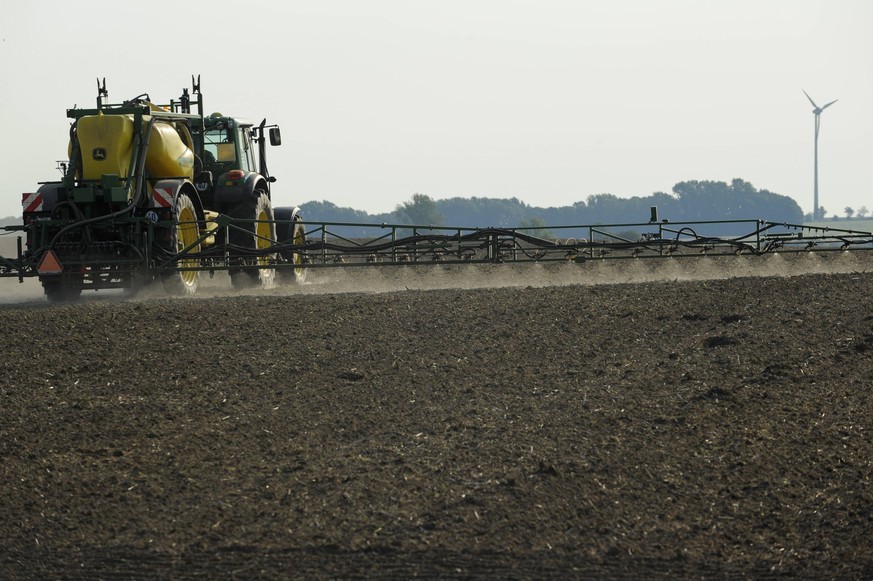 Germany agriculture, spraying of herbicides GERMANY, Saxonia, spraying of herbicide Monsanto round-up with John Deere tractor and equipment *** DEUTSCHLAND, Sachsen, Verspruehung von Herbizid mit Glyp ...