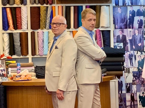 Gerhard Pocher (l.) und Sohn Oliver Pocher (r.) in neuen maßgeschneiderten Anzügen.
Die Verwendung des sendungsbezogenen Materials ist nur mit dem Hinweis und Verlinkung auf TVNOW gestattet.