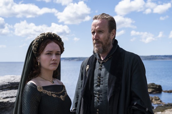 HANDOUT - 05.05.2021, Gro�britannien, London: ARCHIV - Das von HBO herausgegebene undatierte Foto zeigt Olivia Cooke als Alicent Hightower und Rhys Ifans als Otto Hightower in der Game of Thrones-Vorg ...