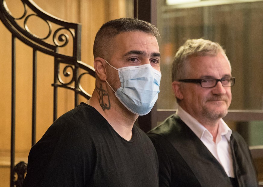 26.08.2020, Berlin: Anis Mohamed Youssef Ferchichi, bekannt als Rapper Bushido, steht beim Prozess gegen den Chef einer bekannten arabischstämmigen Großfamilie neben seinem Anwalt. Dem ehemaligen Gesc ...