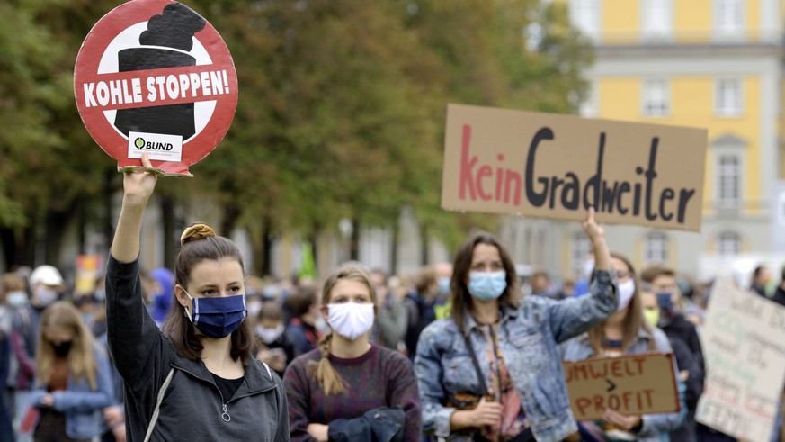 DEU , DEUTSCHLAND : Waehrend der Corona-Krise / Corona-Pandemie demonstrieren FRIDAYS FOR FUTURE in Bonn mit Maske und Mundschutz gegen den Klimawandel / Klimademo / Klimastreik / Corona , 25.09.2020  ...