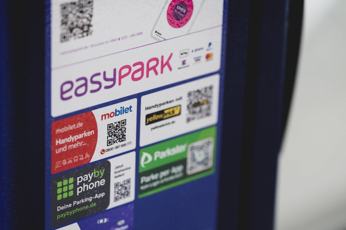 Ein Parkautomat mit aufgedrueckten Moeglichkeiten zum Zahlen des Parkscheins, aufgenommen in Berlin, 16.04.2025. Berlin Deutschland *** A parking machine with open options for paying the parking ticke ...