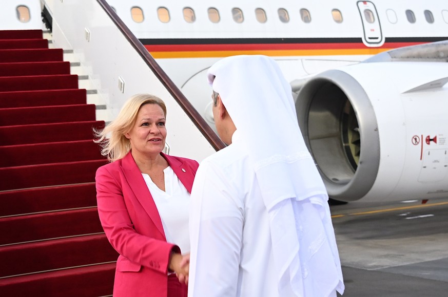 31.10.2022, Katar, Doha: Nancy Faeser (SPD), Bundesministerin des Innern und Heimat, wird am Flughafen von Doha empfangen. Faeser reist in ihrer Funktion als Sportministerin im Vorfeld der Fußball-Wel ...