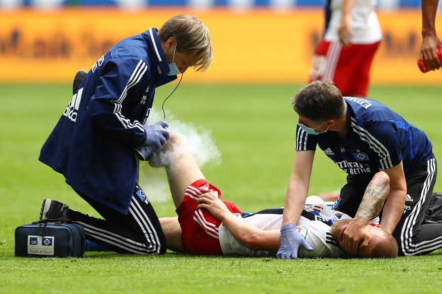 Sport Bilder des Tages Hamburger SV - SV Sandhausen Fußball, 2. Bundesliga 2019/20, Hamburger SV - SV Sandhausen: Hamburgs Rick van der Drongelen verletzt sich am Knie Photo: Ibrahim Ot/action press/P ...