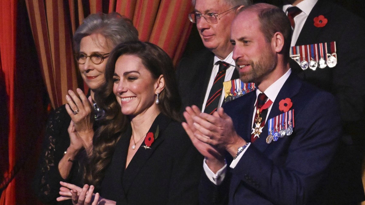 dpatopbilder - 09.11.2024, Großbritannien, London: Kate, Prinzessin von Wales, und Prinz William, Prince of Wales, applaudieren beim Royal British Legion Festival of Remembrance in der Royal Albert Ha ...