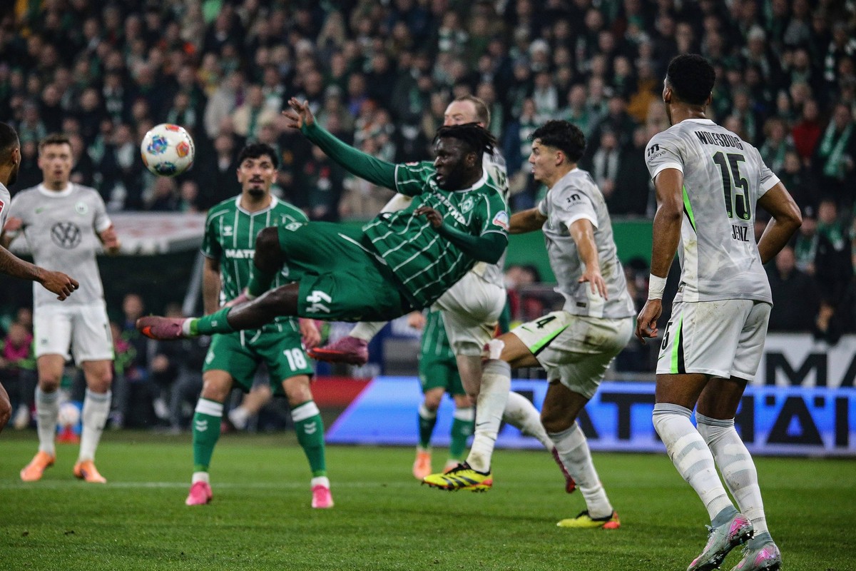 07.11.2025, xmohx, Fussball 1.Bundesliga, SV Werder Bremen - VfL Wolfsburg v.l. Victor Boniface SV Werder Bremen vor dem Tor zum 2:1 DFL/DFB REGULATIONS PROHIBIT ANY USE OF PHOTOGRAPHS as IMAGE SEQUEN ...