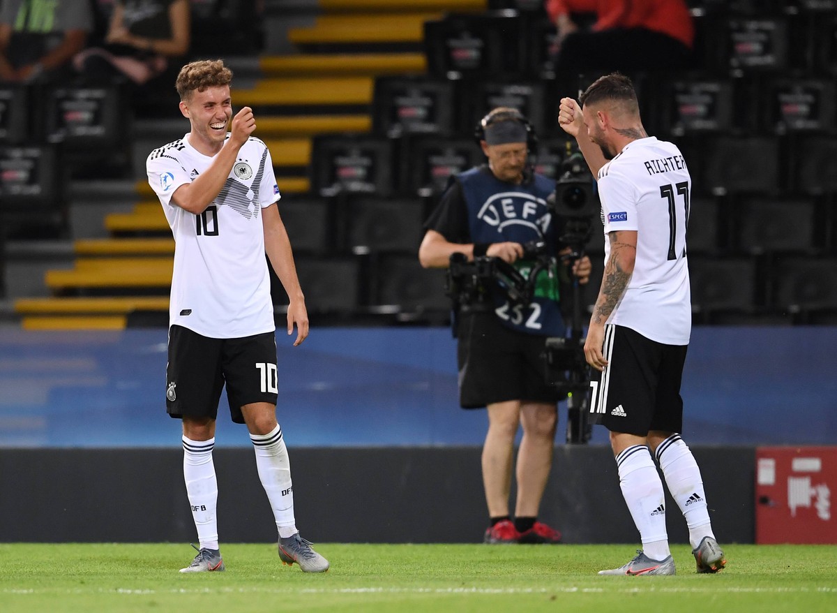 FUSSBALL UEFA U21, U 21 EUROPAMEISTERSCHAFT 2019 in Italien Deutschland - Daenemark 17.06.2019 JUBEL Deutschland; Hut ab; Chapeau; Torschuetze zum 2-0 Marco Richter (re) und Torschuetze zum 3-0 Luca W ...