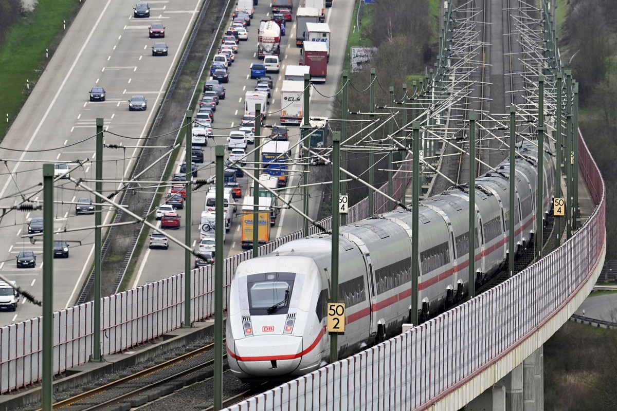 Stau zu Ostern auf der Bundesautobahn A3 in Richtung Frankfurt neben der ICE Hochgeschwindigkeitstrasse auf der Hallerbachtalbrücke, auf der ICE pendeln. Zwischen der mittleren und der linken Spur hab ...