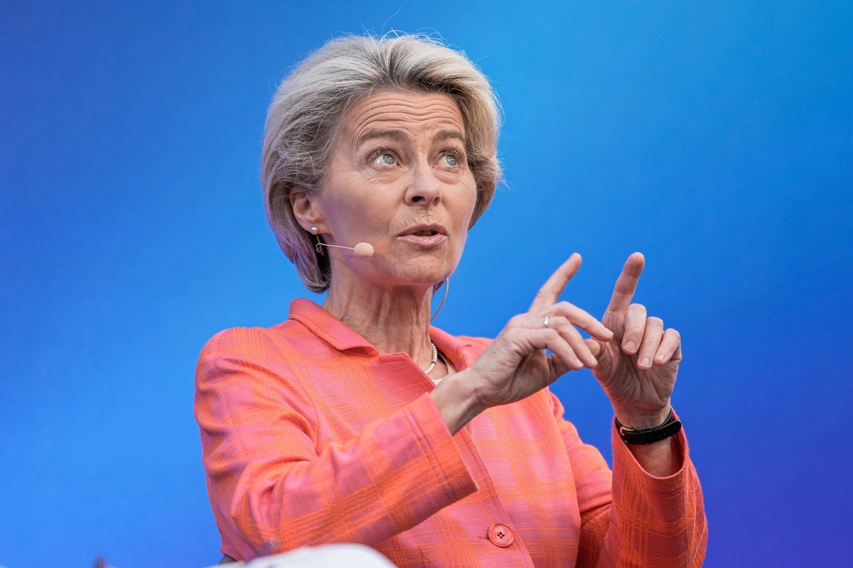 Gespraech im BMWK zur Transformation und die Frage Wie gelingt das klimagerechte Europa Aktuell, 29.08.2022, Berlin, EU-Kommissionspraesidentin Ursula von der Leyen im Portrait im Hof des Bundesminist ...
