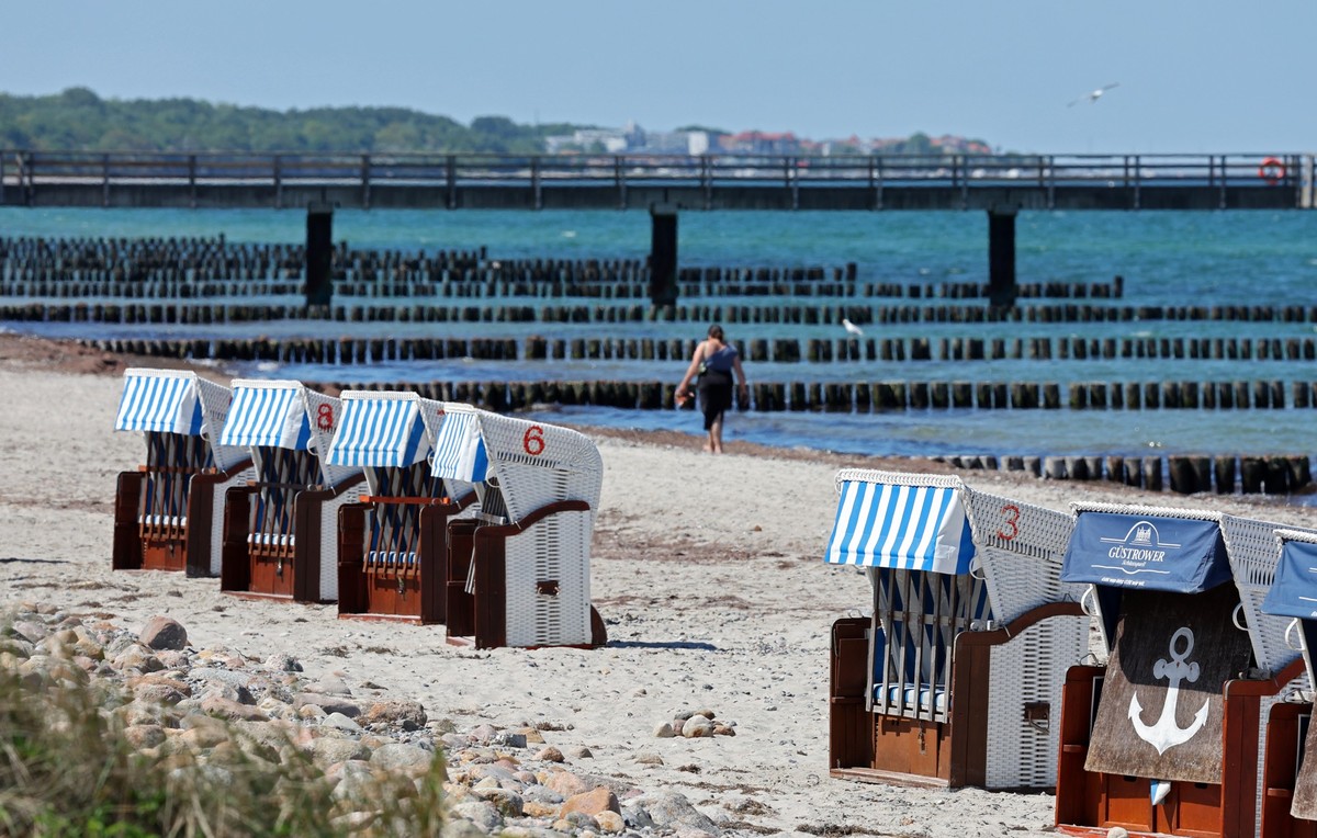 20.05.2025, Mecklenburg-Vorpommern, Heiligendamm: Strandk�rbe stehen am Ostseestrand vor Seebr�cke f�r G�ste bereit. Trotz Sonne ist der Strand noch weitgehend menschenleer. Foto: Bernd W�stneck/dpa + ...