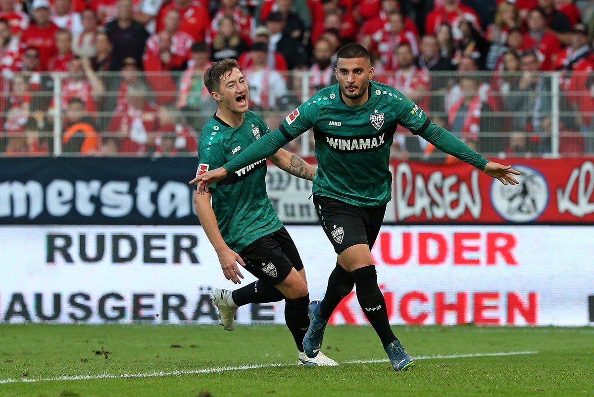 Berlin , Fu�ball Bundesliga, Saison 2023 / 2024, 1. FC Union Berlin vs. VfB Stuttgart , Jubel L-R Angelo Stiller VfB Stuttgart und Torsch�tze Deniz Undav VfB Stuttgart zum Tor zum 0:3 Gem�� den Vorgab ...