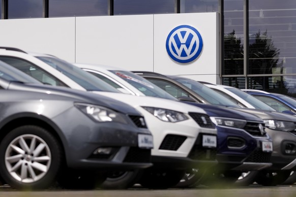 An einem Autohaus prangt das Logo des Volkswagen-Konzerns - aufgenommen aus dem öffentlichen Raum. Rheda-Wiedenbrück, 02.08.2020