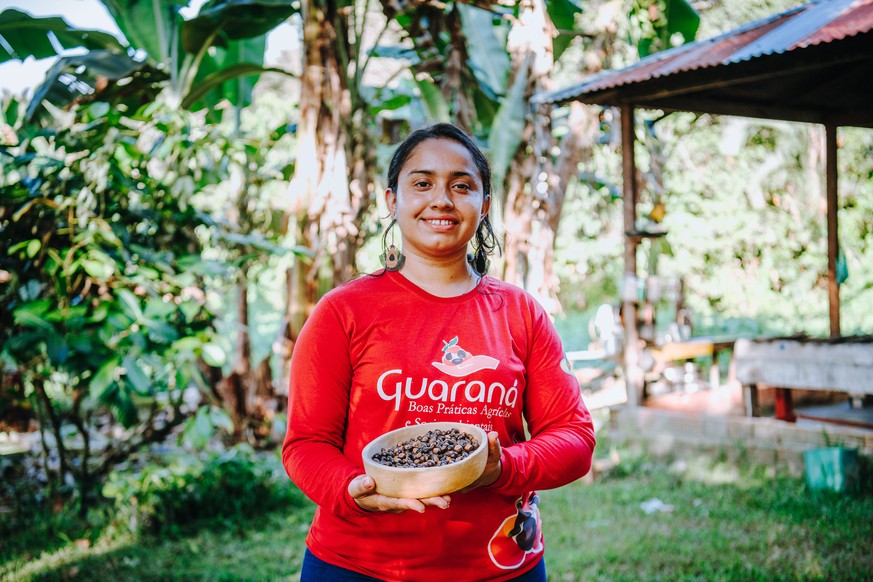 Die Seligkeit: Clicia mit den fertigen Guaraná-Beeren, die mir den Schlaf geraubt haben