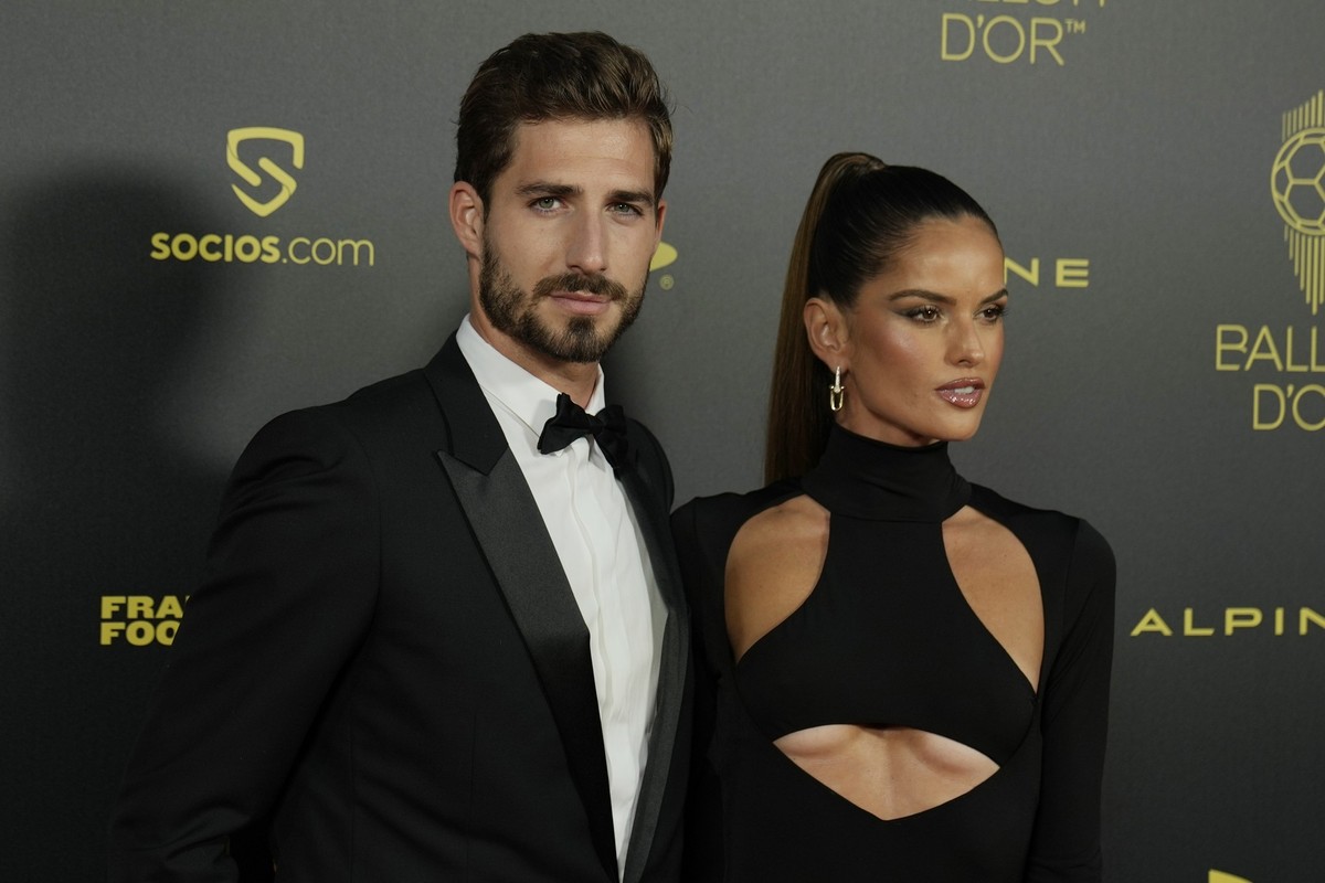 Frankfurt&#039;s soccer team goalkeeper Kevin Trapp, left, and model Izabel Goulart pose for a picture prior the 66th Ballon d&#039;Or ceremony at Theatre du Chatelet in Paris, France, Monday, Oct. 17 ...