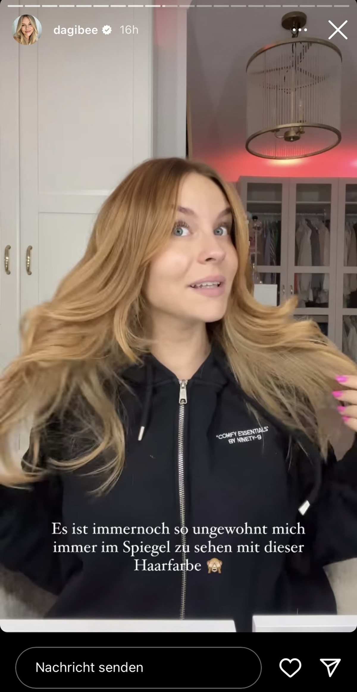 Für Dagi Bee ist die neue Haarfarbe noch ungewohnt.
