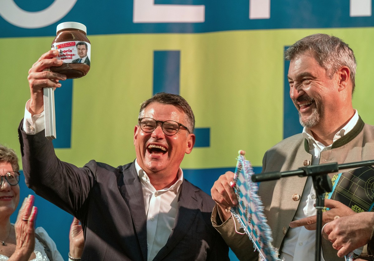 02.09.2024, Bayern, Abensberg: Markus S�der (r, CSU), Ministerpr�sident von Bayern, und Boris Rhein (l, CDU), Ministerpr�sident von Hessen, stehen beim Politischen Fr�hschoppen Gillamoos gemeinsam auf ...