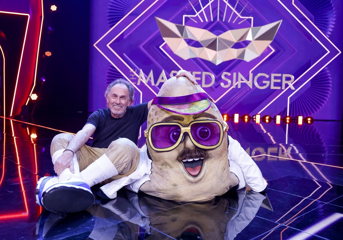 06.04.2024, Nordrhein-Westfalen, Köln: Hugo Egon Balder, Moderator, sitzt als enttarnte Figur «Der Couchpotato» in der Prosieben-Show «The Masked Singer» auf der Bühne. (zu dpa: «Hugo Egon Balder wird ...