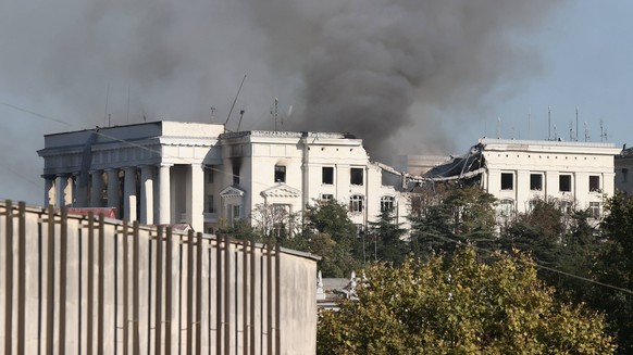 Ukraine-Konflikt, Raketen treffen Hauptquartier der russischen Schwarzmeerflotte in Sewastopol RUSSIA, SEVASTOPOL - SEPTEMBER 22, 2023: Smoke over the Russian Black Sea Fleet headquarters after a Ukra ...