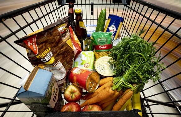 ARCHIV - 14.04.2021, Berlin: Lebensmittel liegen in einem Einkaufswagen in einem Supermarkt. An diesem Freitag (8.00 Uhr) ver�ffentlicht das Statistische Bundesamt eine detaillierte Berechnung der j�n ...