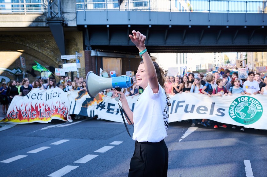 15.09.2023, Berlin: Klimaaktivistin Luisa Neubauer motiviert die Protestaktion der Klimaschutzbewegung Fridays for Future in der Reinhardtstra