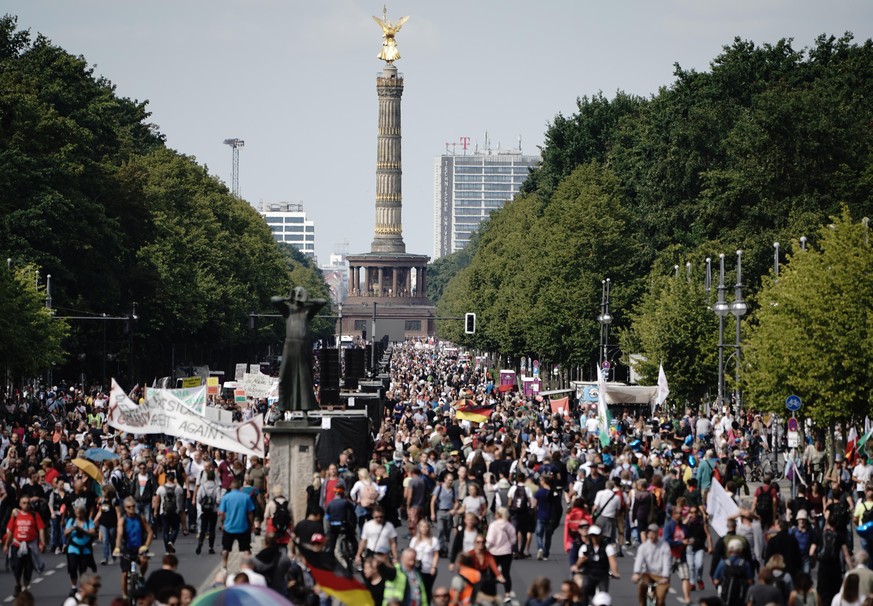 29.08.2020, Berlin: Teilnehmer einer Demonstration gegen die Corona-Ma�nahmen stehen auf der Stra�e des 17. Juni, im Hintergrund die Siegess�ule. Foto: Michael Kappeler/dpa +++ dpa-Bildfunk +++