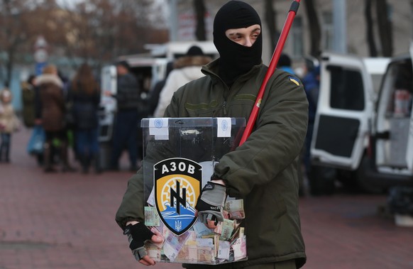 Das offizielle Asow-Abzeichen auf einer Spendenbox im Ferbuar 2015 in Kiew.  
