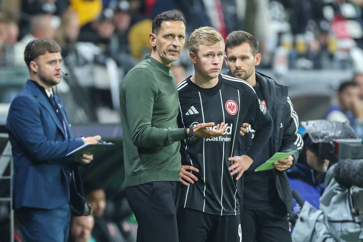 UEFA Champions League - Eintracht Frankfurt - Liverpool FC am 22.10.2025 im Deutsche Bank Park in Frankfurt Trainer Dino Toppm�ller / Toppmoeller / Toppmoller Frankfurt gibt Jonathan / Jonny Burkardt  ...