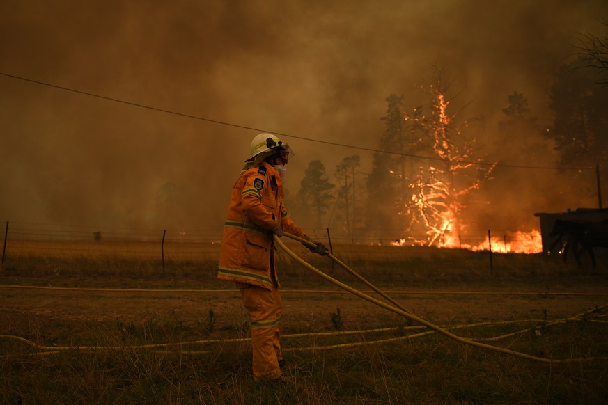 Die Feuerwehr in Australien kämpft gegen die Brände.