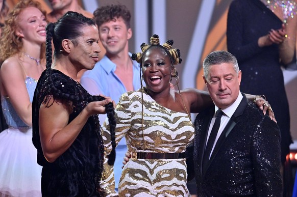 Jorge Gonzalez, Motsi Mabuse und Joachim Llambi in der neunten Live-Show der 16. Staffel der RTL-Tanzshow Let s Dance im MMC Coloneum. Köln, 28.04.2023 *** Jorge Gonzalez, Motsi Mabuse and Joachim Lla ...