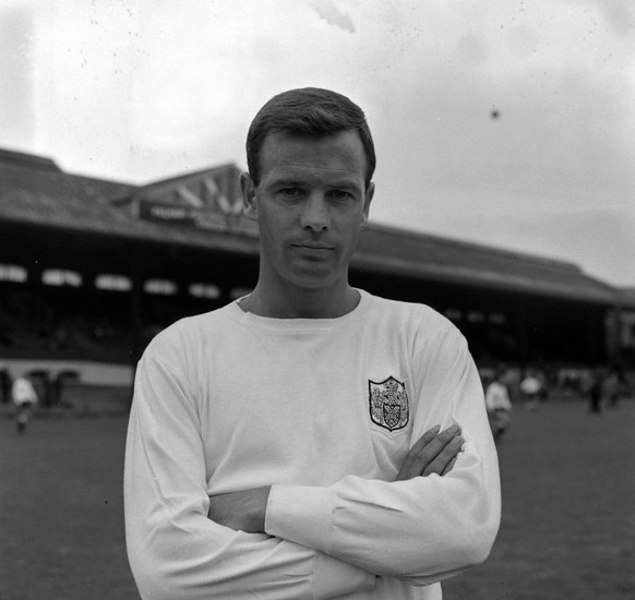 GRAHAM LEGGAT - PORTRAIT OF FOOTBALLER OF FULHAM FC FOOTBALL CLUB TEAM IN LONDON ; 17 AUGUST 1964, Copyright: Topfoto PUBLICATIONxINxGERxSUIxAUTxONLY UnitedArchivesIPU482578