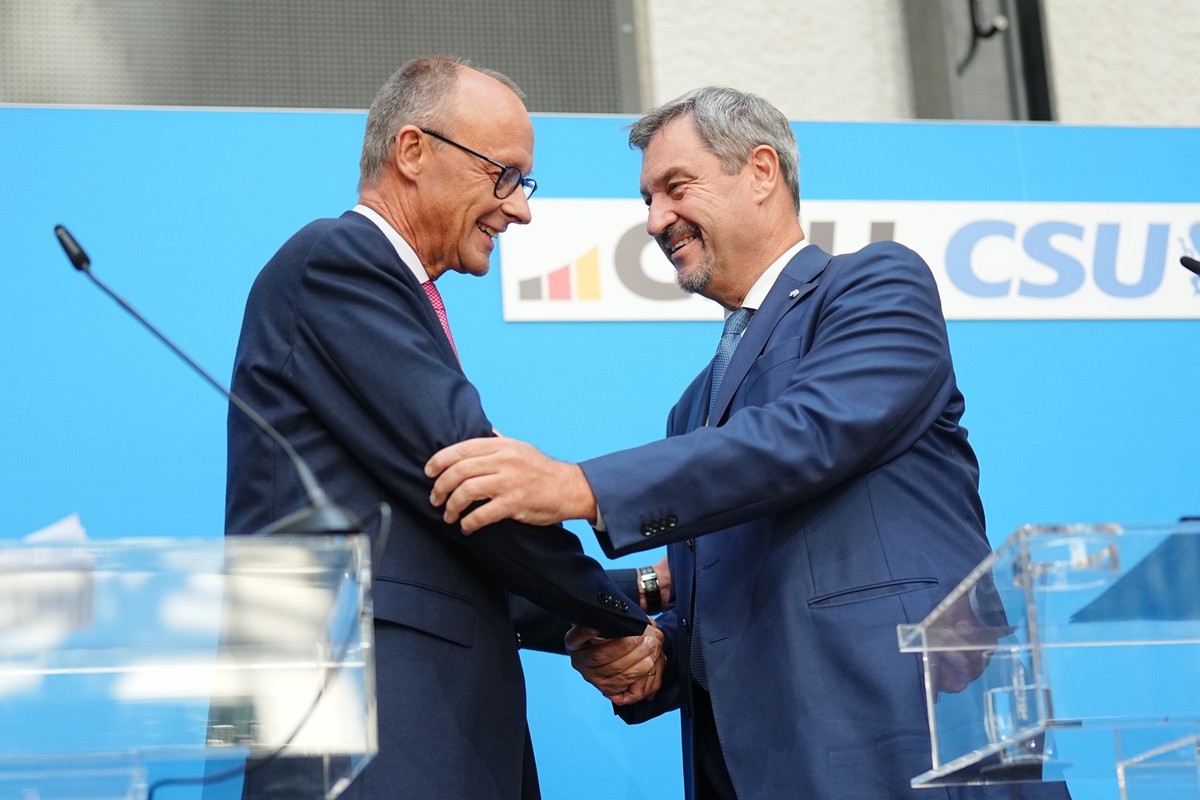 17.09.2024, Berlin: Friedrich Merz (l), CDU-Bundesvorsitzender und Unionsfraktionsvorsitzender, und Markus Söder, CSU-Vorsitzender und Ministerpräsident von Bayern, geben eine Pressekonferenz zur Frag ...