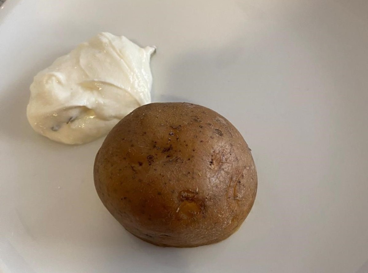 Das Mittagessen an einer Frankfurter Schule: Eine einsame Kartoffel und ein Klecks Quark.