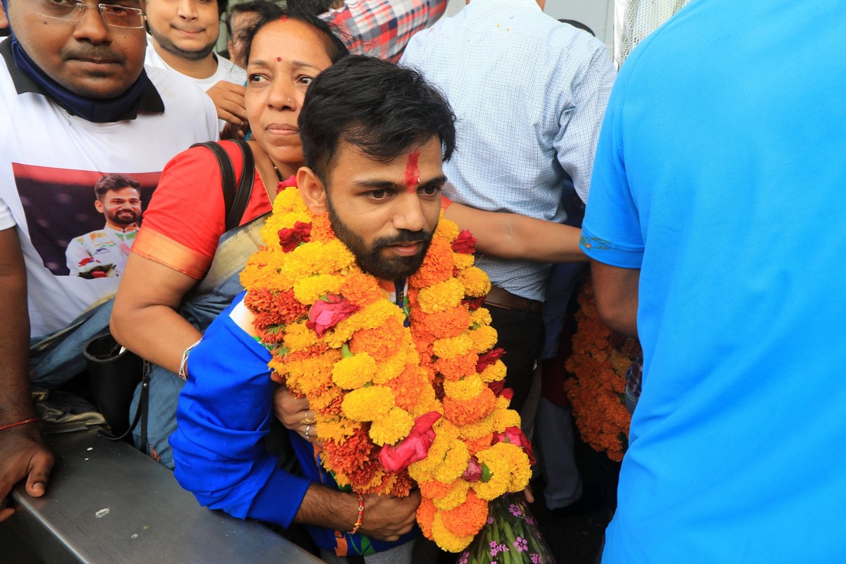 Paralympic Champions In Jaipur Gold medalist badminton player Krishna Nagar being welcomed after winning in Tokyo 2020 Paralympics, on his arrival in Jaipur, Rajasthan, India,Friday, Sept. 10, 2021. J ...