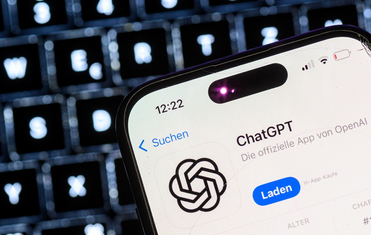 ILLUSTRATION - 12.08.2025, Sachsen, Leipzig: ILLUSTRATION - Ein Smartphone mit der App des KI-Chatbots ChatGPT ist vor dem Logo des US-Softwareunternehmens OpenAI zu sehen. (zu dpa: «KI in der Justiz: ...