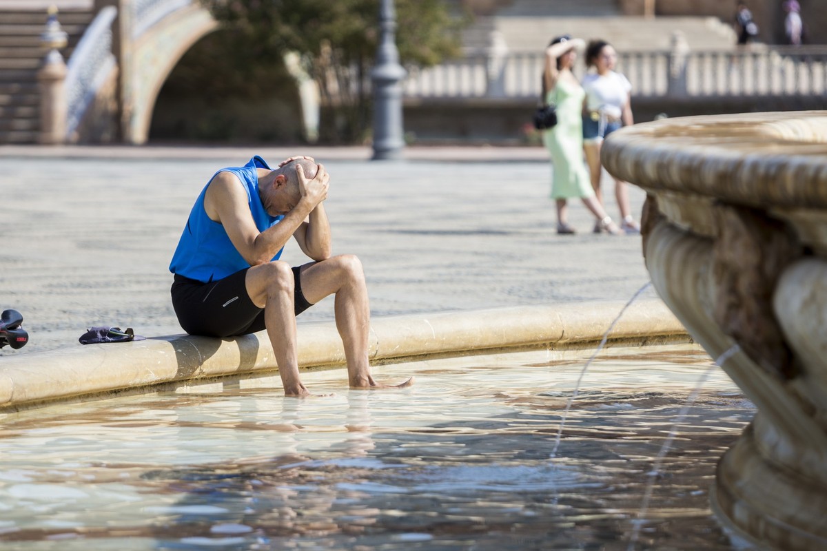 Ein Mann kühlt sich im zentralen Brunnen auf der Plaza de España in Sevilla ab. In 16 der insgesamt 17 Autonomen Gemeinschaften Spaniens sollte am Donnerstag weiterhin Hitzealarm gelten, in fünf diese ...