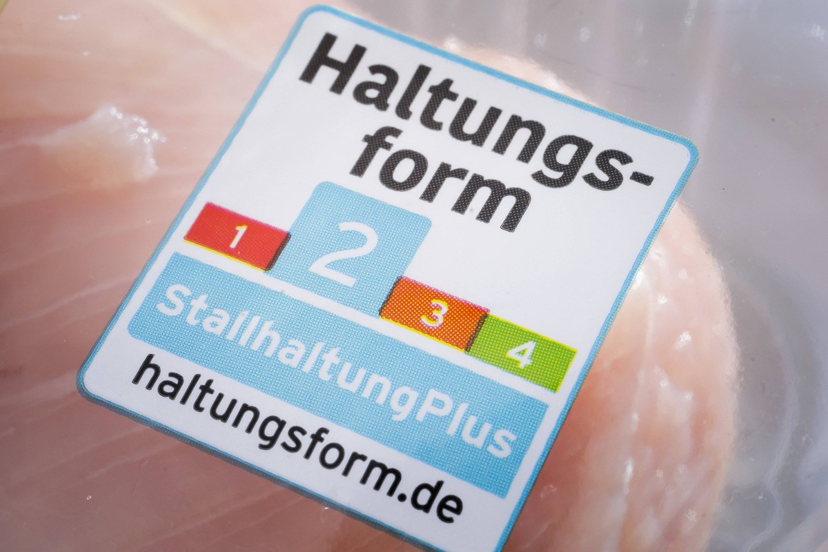 Symbolfoto: Tierwohllabel der Initiative Tierwohl auf der Verpackung von Fleisch. Berlin, 30.04.2019 Berlin Deutschland *** Symbol photo Animal Welfare Label of the Initiative Tierwohl on the packagin ...
