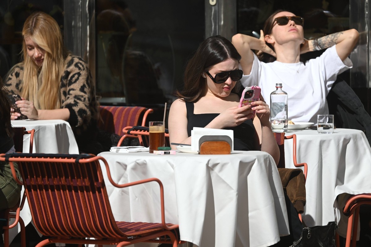 Russia Public Catering Summer Season Preparations 8893900 03.04.2025 People enjoy a warm spring day sitting on a summer terrace of a restaurant in central Moscow, Russia. Kirill Kallinikov / Sputnik M ...