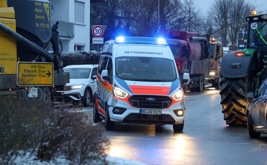 08.01.2024, Baden-Württemberg, Riedlingen: Ein Krankenwagen des Rettungsdienstes fährt mit eingeschaltetem Blaulicht während der Bauernprotestes durch eine im Stau gebildete Rettungsgasse. Als Reaktio ...