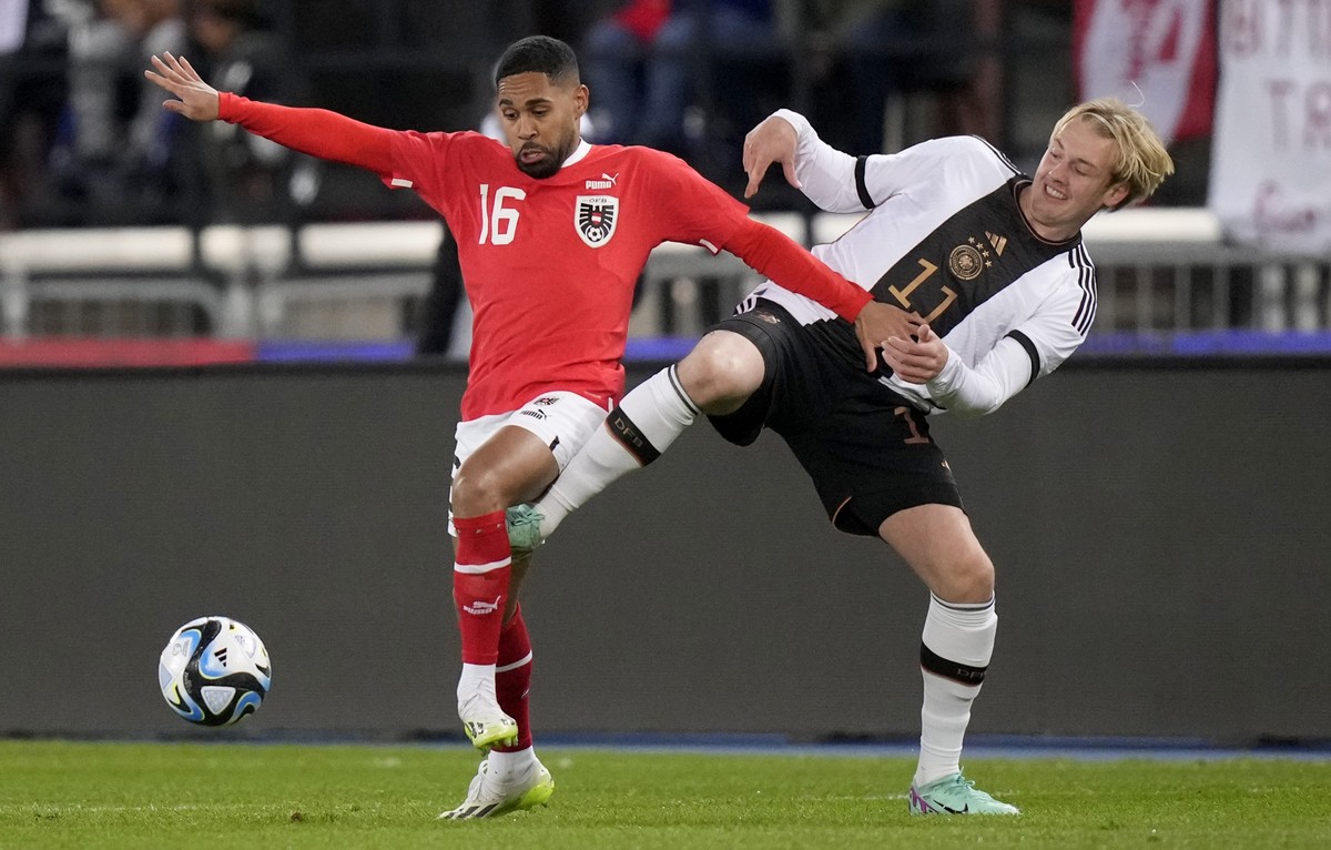 Germany&#039;s Julian Brandt, right, battles for the ball with Austria&#039;s Phillipp Mwene during the international friendly soccer match between Austria and Germany at the Ernst Happel stadium in V ...