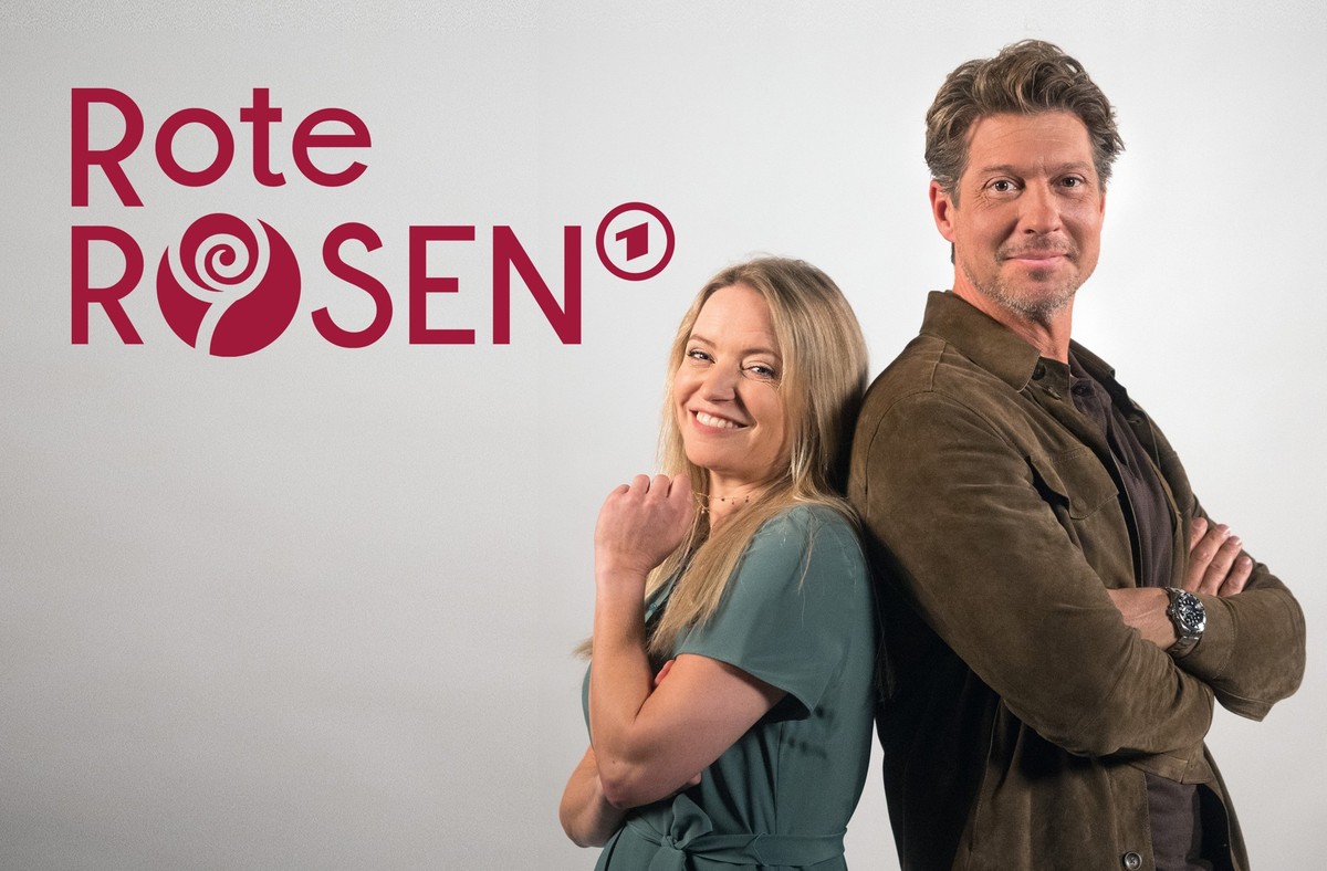 HANDOUT - 30.08.2023, Niedersachsen, Lüneburg: Diana Staehly als Jördis Kilic und Sebastian Deyle als Klaas Jäger werben beim Drehstart für die 22. Staffel der Telenovela "Rote Rosen" (undat ...